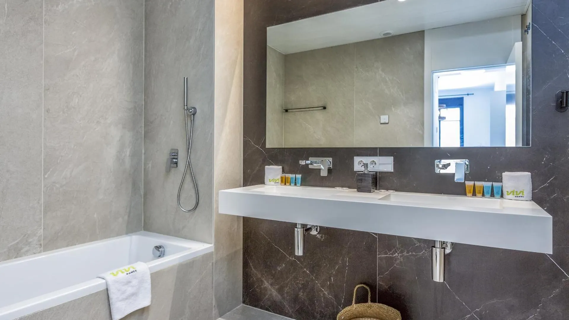 Vivi Homes - Mali Pool, Jacuzzi, Garden, Gym & Sea View Torremolinos 0*,  Spain